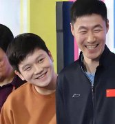 马琳在女队场地边记录技