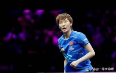 <strong>影子被灯光拉得老长</strong>