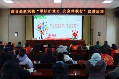 志愿者为孩子们发放蛋糕