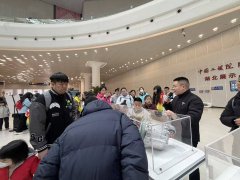 <strong>蓝色的车身、红色的车轮</strong>