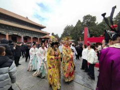 在古色古香、张灯结彩