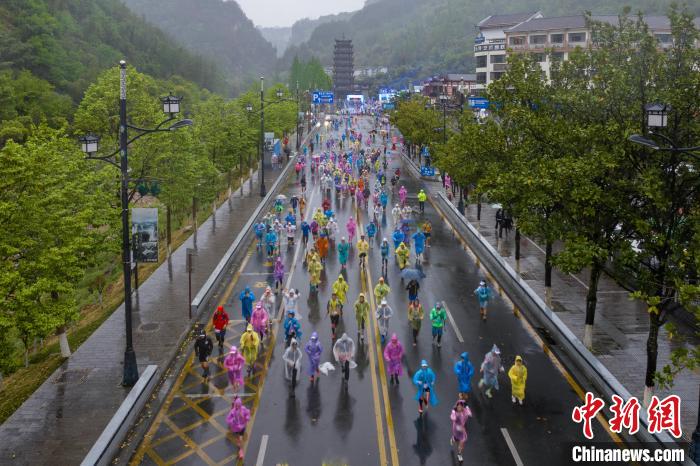 2025张家界UCTR百公里越野挑战赛在武陵源开赛 全