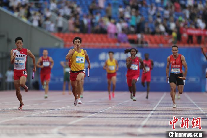 成都大运会田径赛场中国接力队双冠加冕