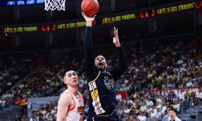 广东男篮力克江苏迎战广厦 胡徐双核主导关键胜