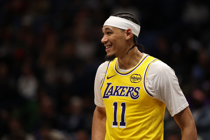 湖人三双核心助阵 詹姆斯追平历史胜场纪录