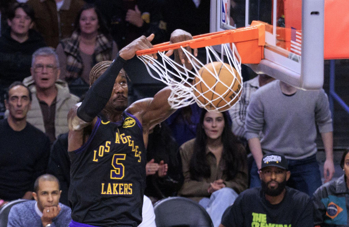 湖人三双核心助阵 詹姆斯追平历史胜场纪录