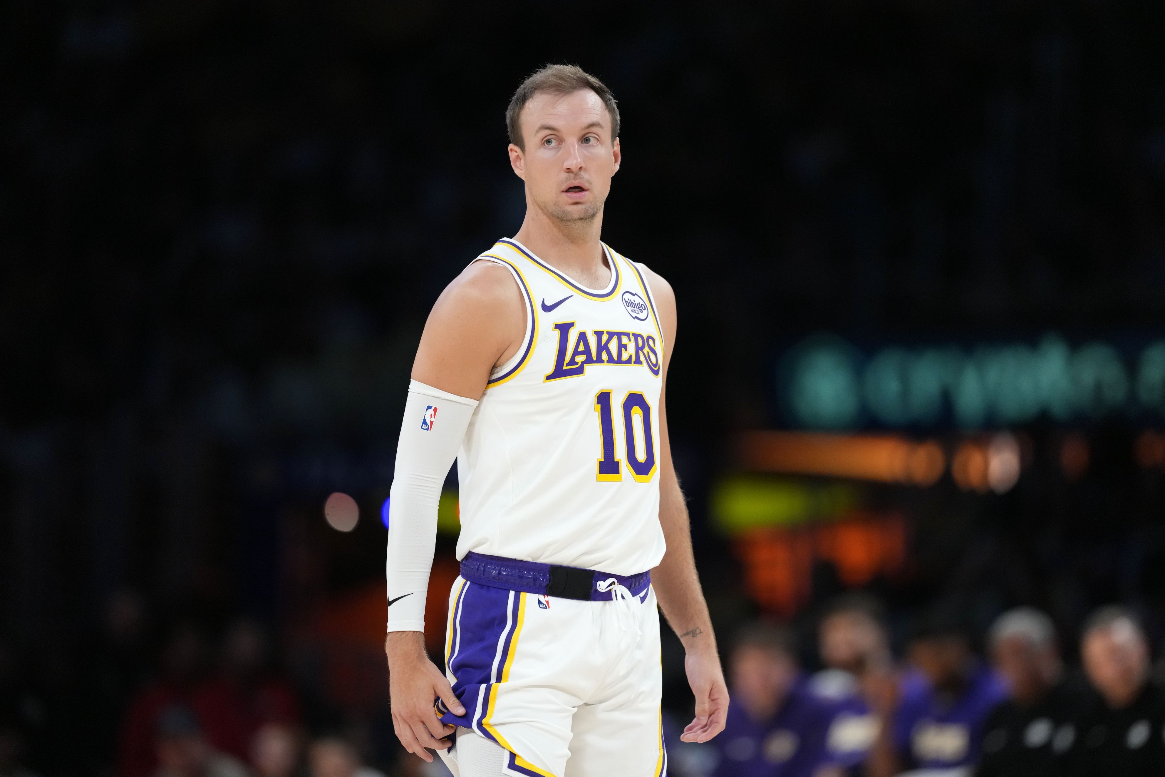 湖人三双核心助阵 詹姆斯追平历史胜场纪录