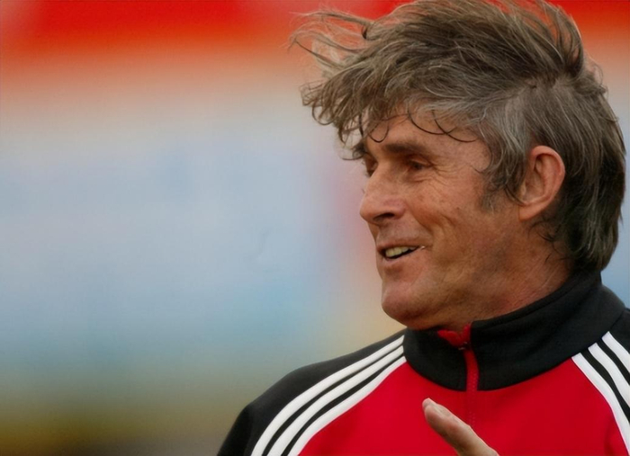 邵佳一执掌国足帅印引热议 周挺助教身份曝光