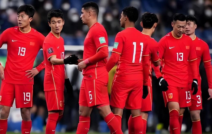 邵佳一执掌国足帅印引热议 周挺助教身份曝光