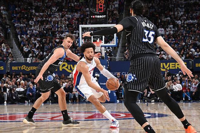 季后赛G2战罢，活塞魔术1-1平局引热议，骑士雷霆